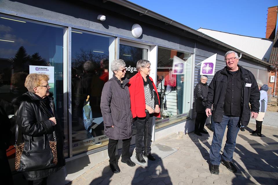 Åbning af den nye Genbrugsbutik i Mørke. Peter Høyer er klar til at tale og klippe det røde bånd. (Billede: Viggo Jensen)
